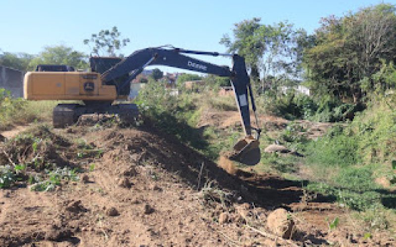 Prefeitura realiza limpeza do Canal da Mal&aacute;ria em Senhor do Bonfim